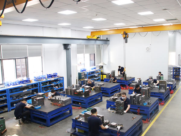 精密注塑模具加工车间